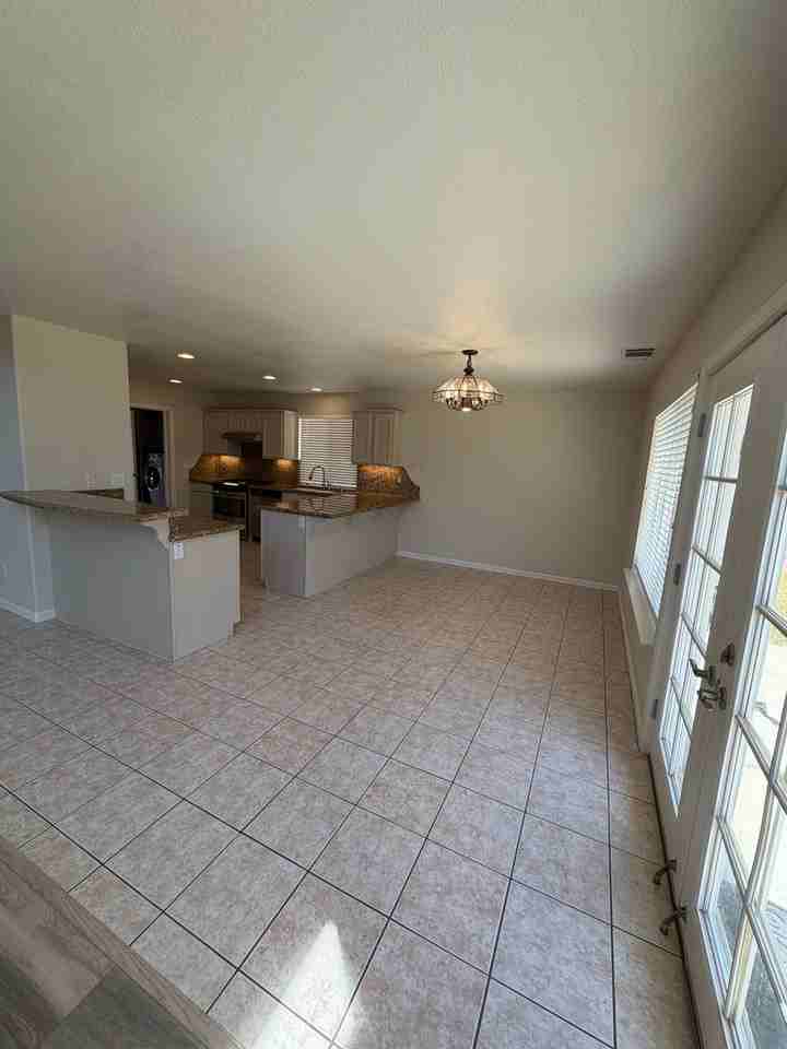 1810 Baylor Ln - Photo 5 of 30