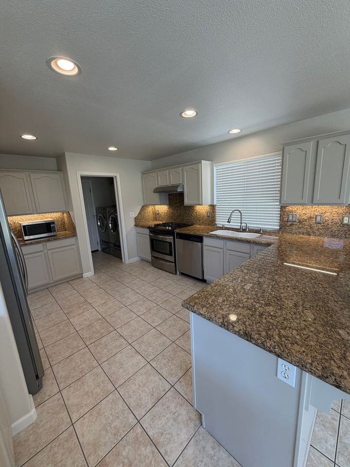 1810 Baylor Ln - Photo 7 of 30