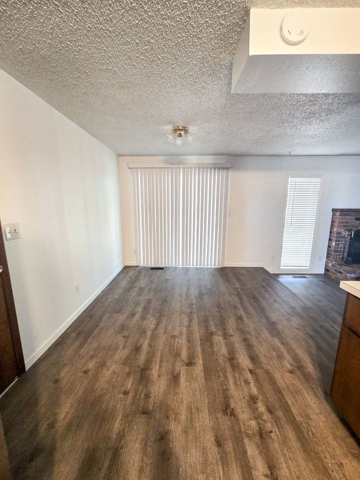 11613 Pacific Ct Ne - Photo 4 of 21
