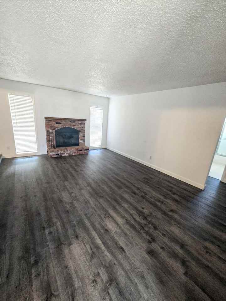 11613 Pacific Ct Ne - Photo 5 of 21