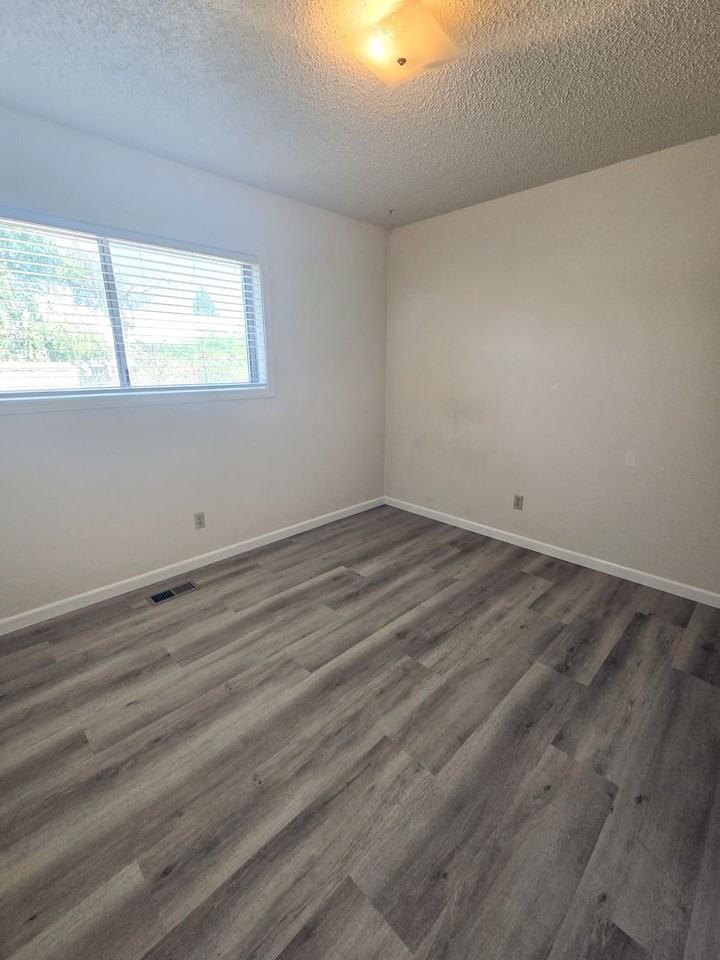 11613 Pacific Ct Ne - Photo 7 of 21