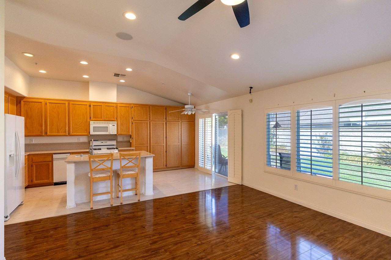 652 Teresa St - Photo 4 of 28