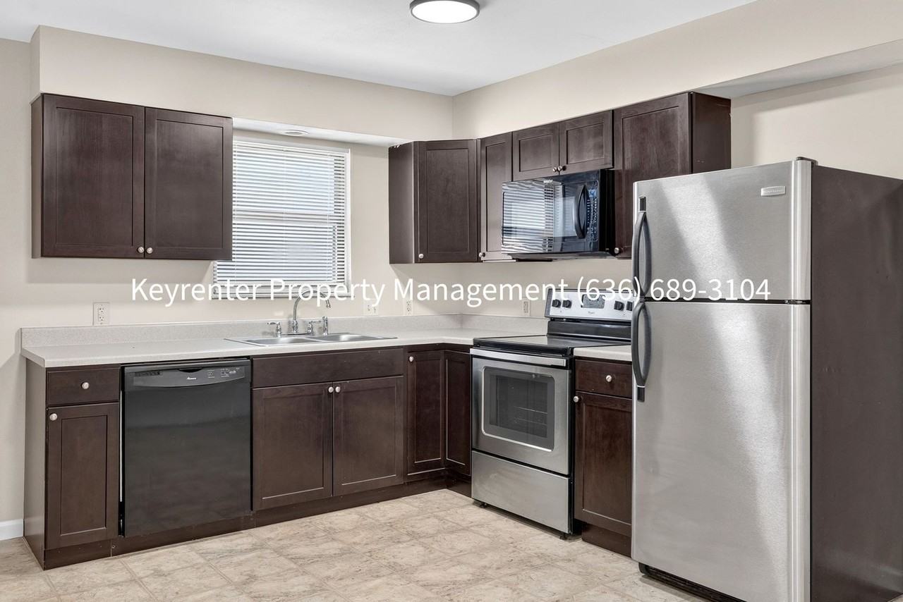 421 Omar Ct - Photo 4 of 37