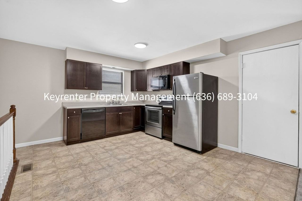 421 Omar Ct - Photo 5 of 37