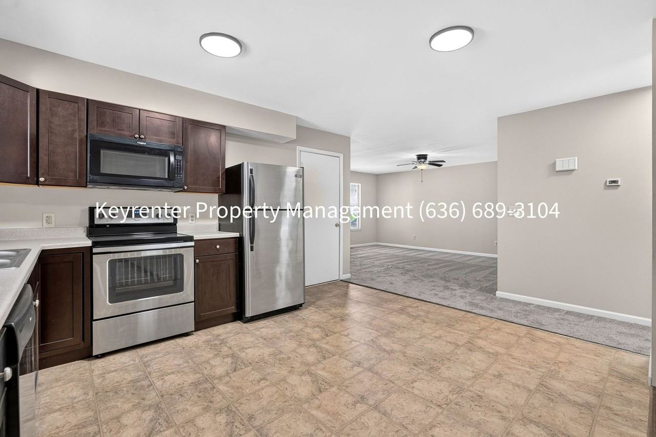 421 Omar Ct - Photo 6 of 37