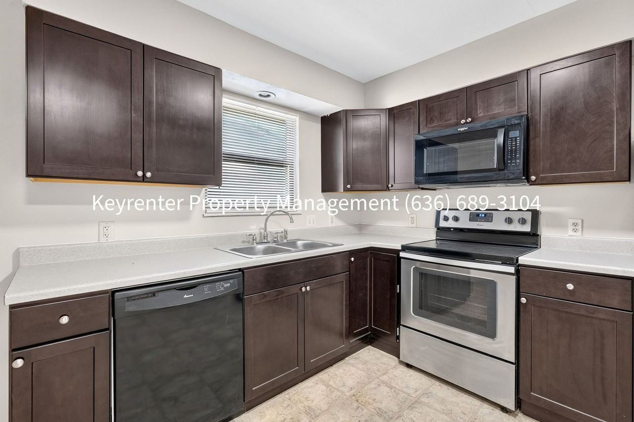 421 Omar Ct - Photo 7 of 37