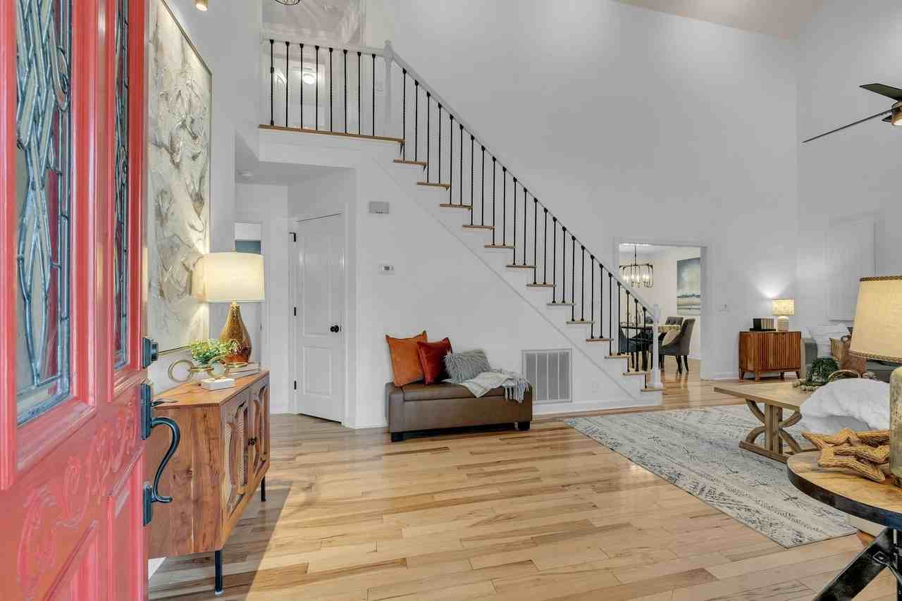 221 Adams Ct - Photo 5 of 45