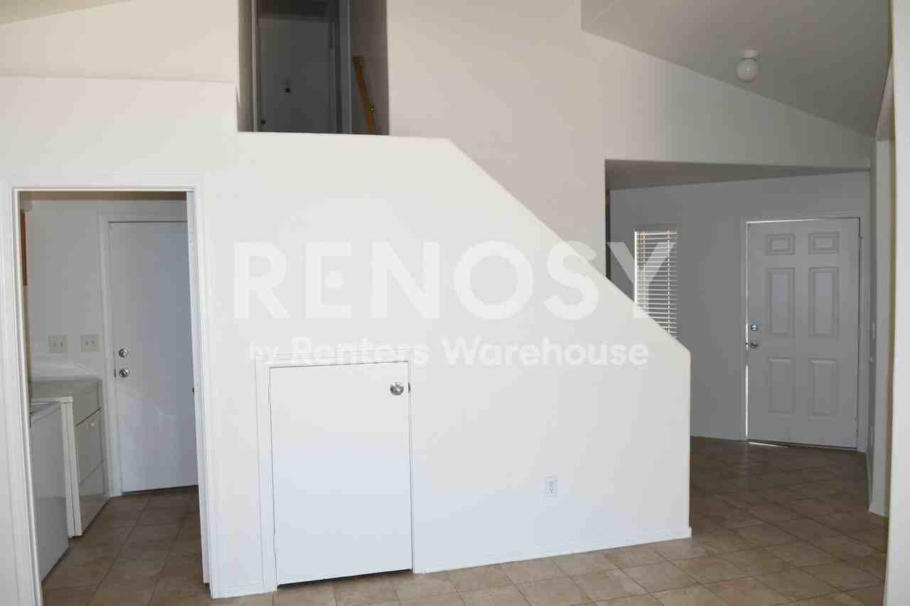 10426 W Oregon Ave - Photo 4 of 20