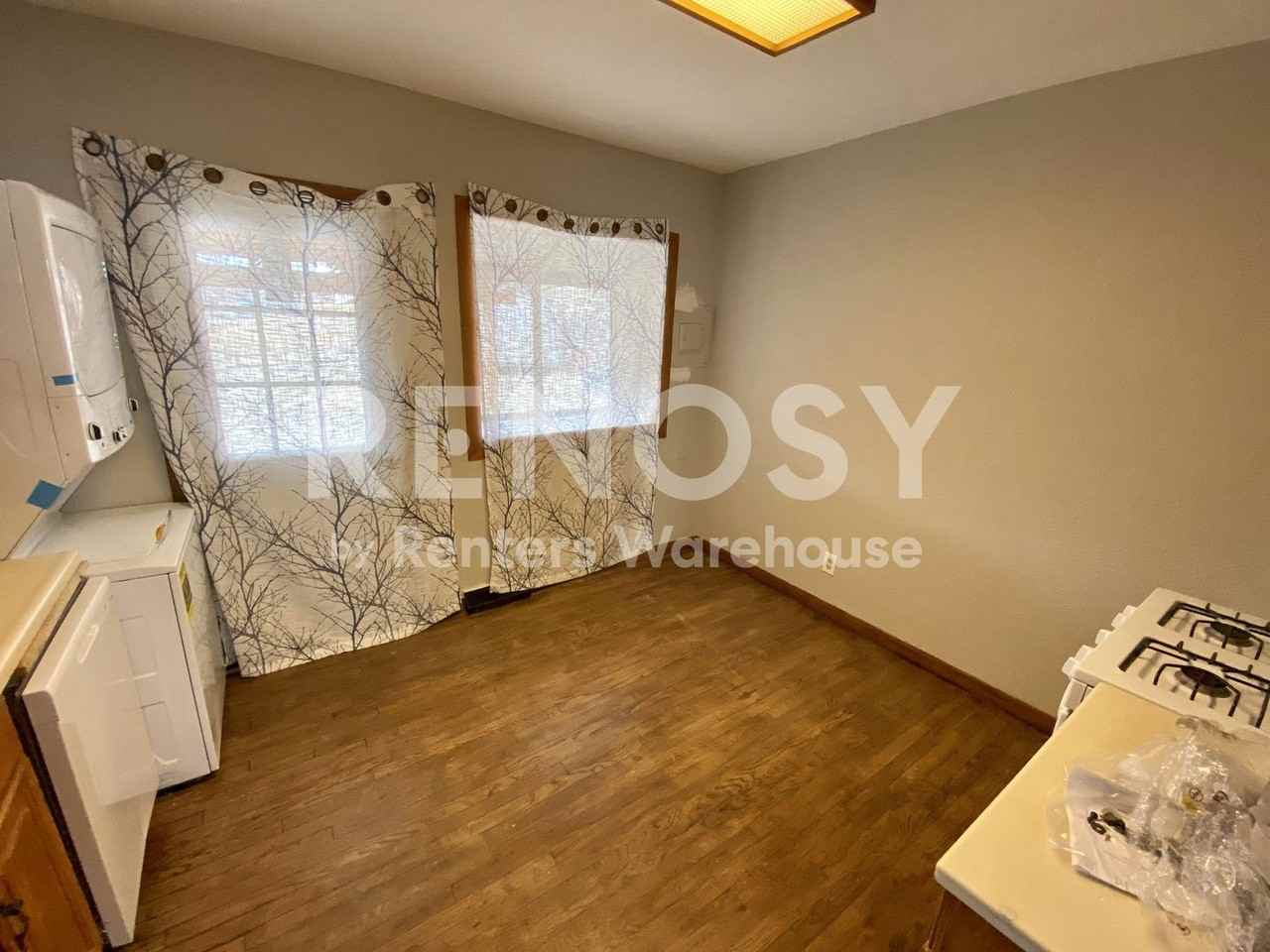 1263 Ames St - Photo 4 of 15