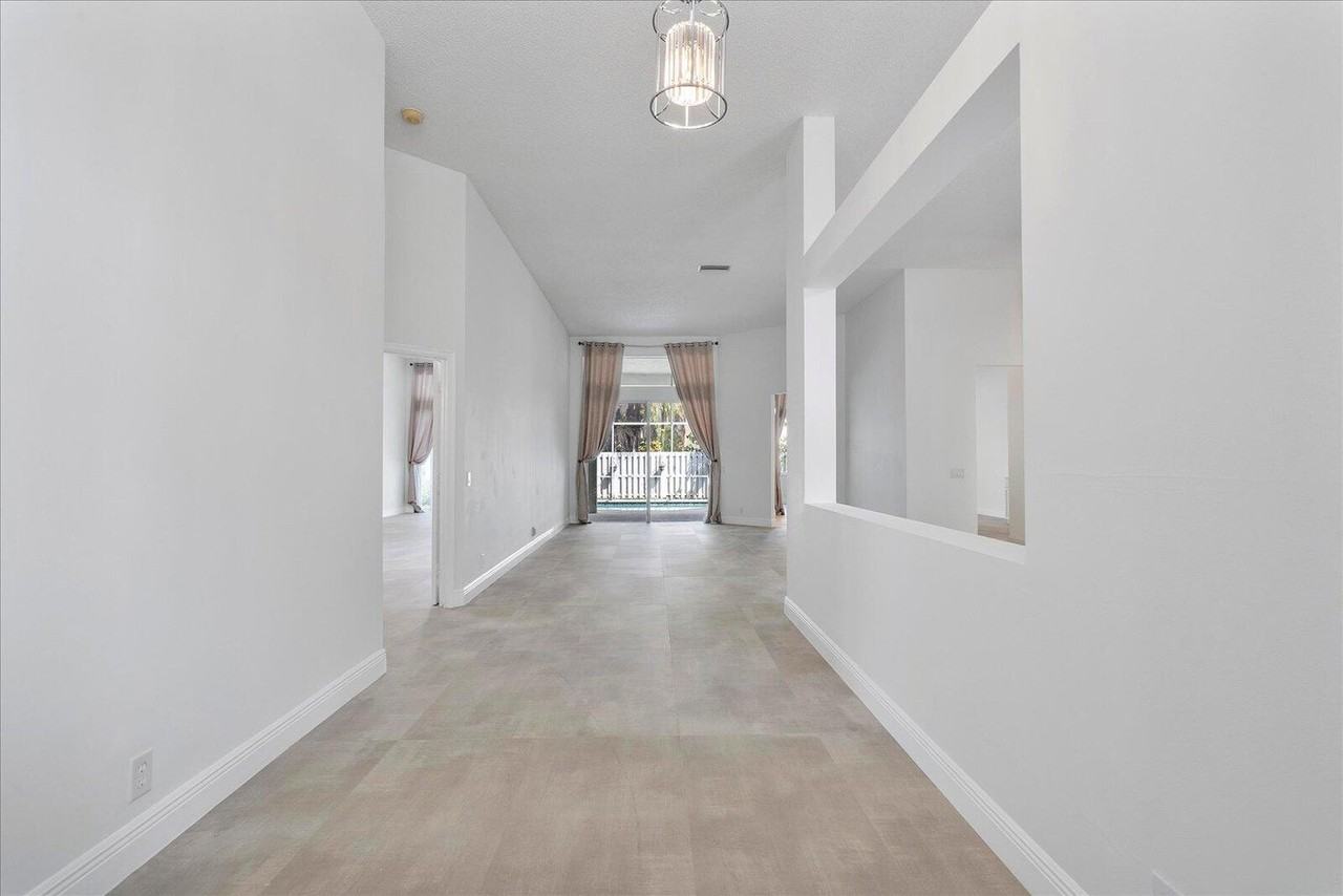 970 Greenwood Road - Photo 3 of 8