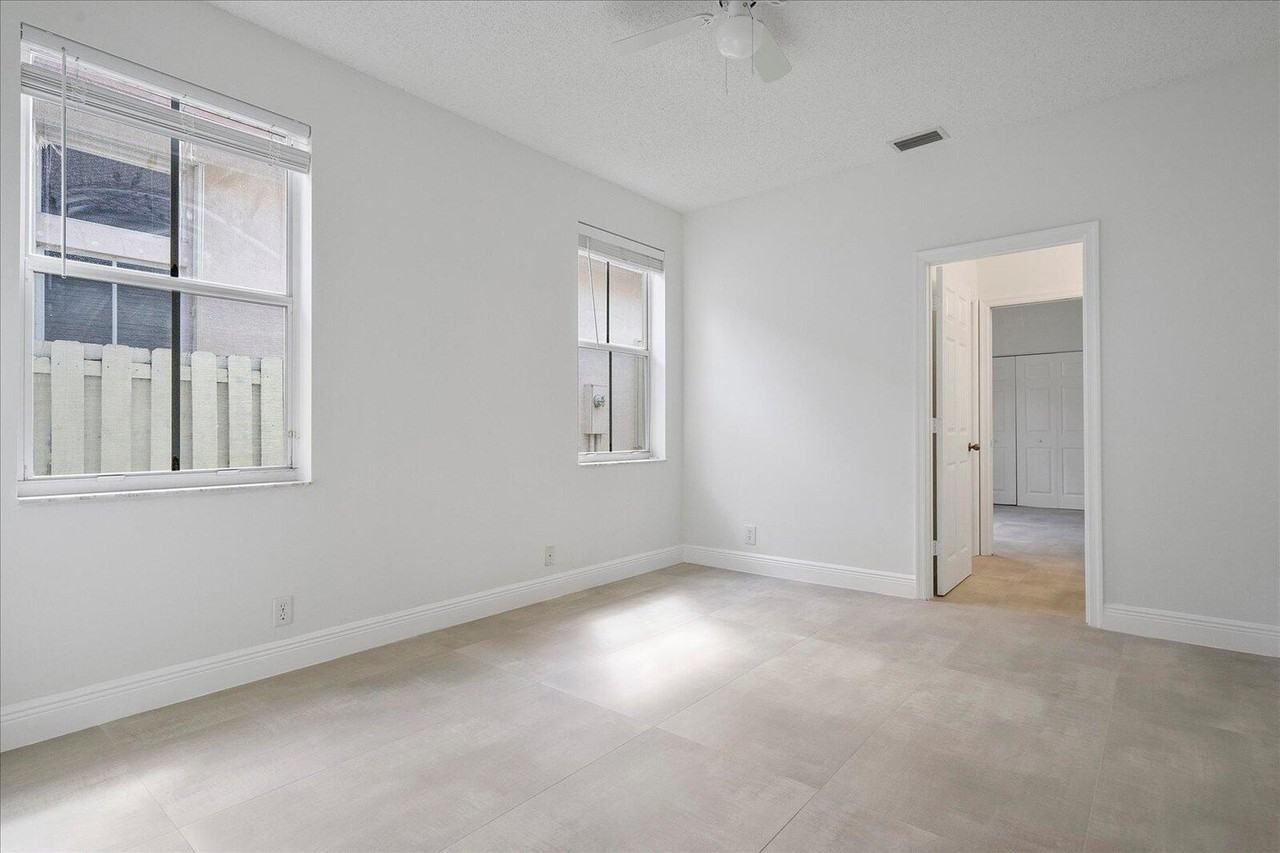 970 Greenwood Road - Photo 5 of 8