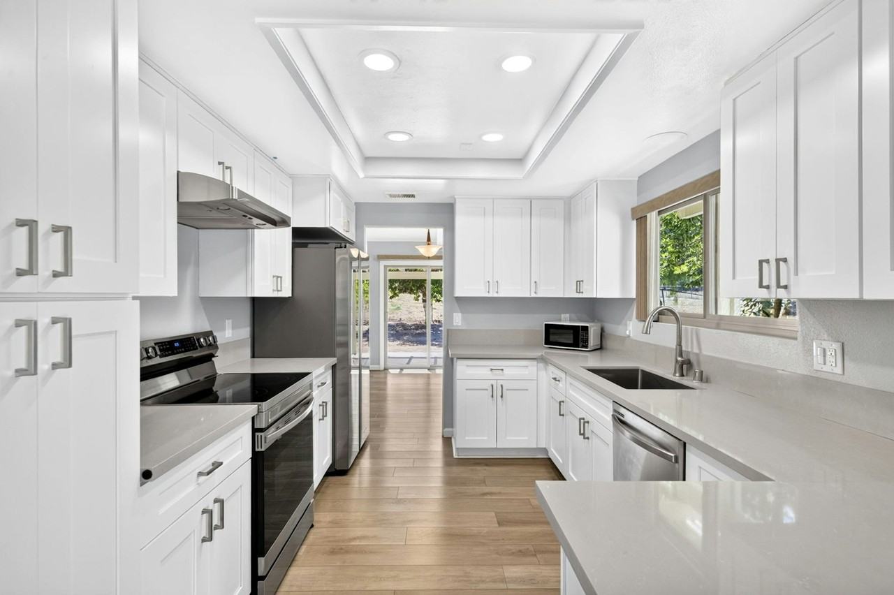 28147 Queensbridge Road - Photo 2 of 25