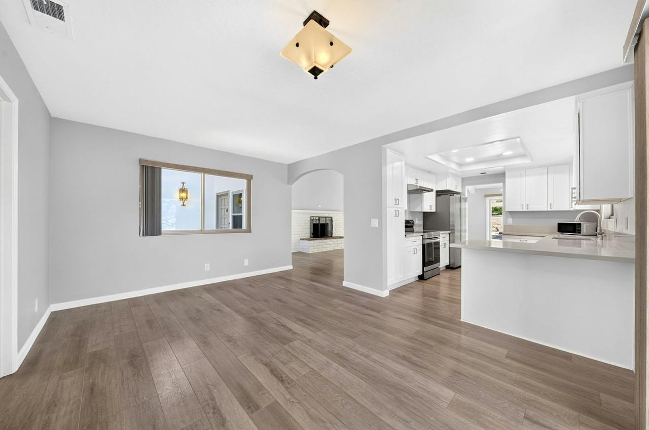 28147 Queensbridge Road - Photo 3 of 25