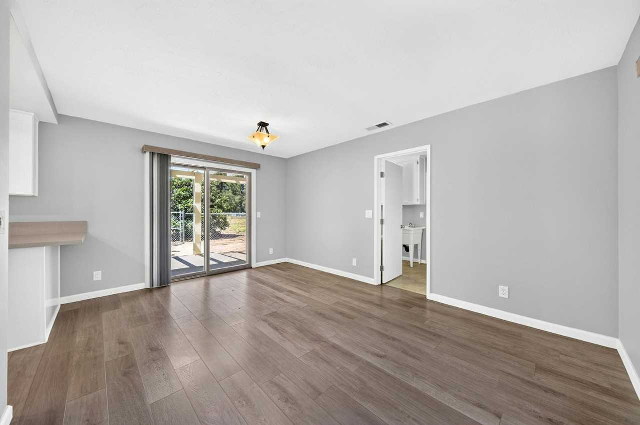 28147 Queensbridge Road - Photo 5 of 25
