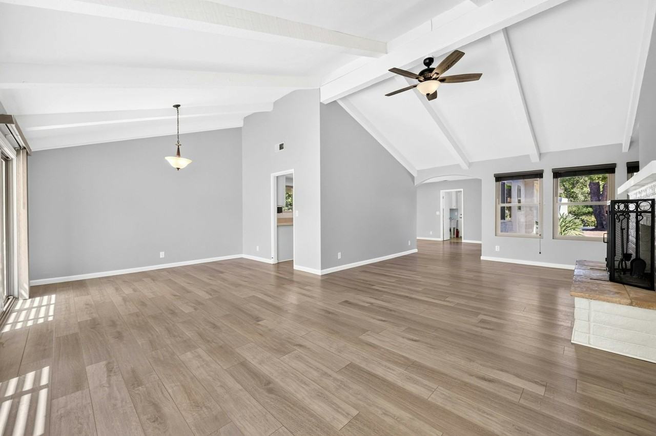 28147 Queensbridge Road - Photo 7 of 25