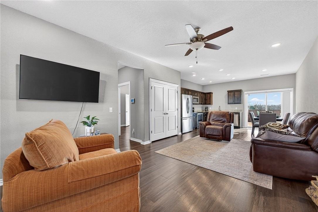 1220 Moonrise St - Photo 4 of 25