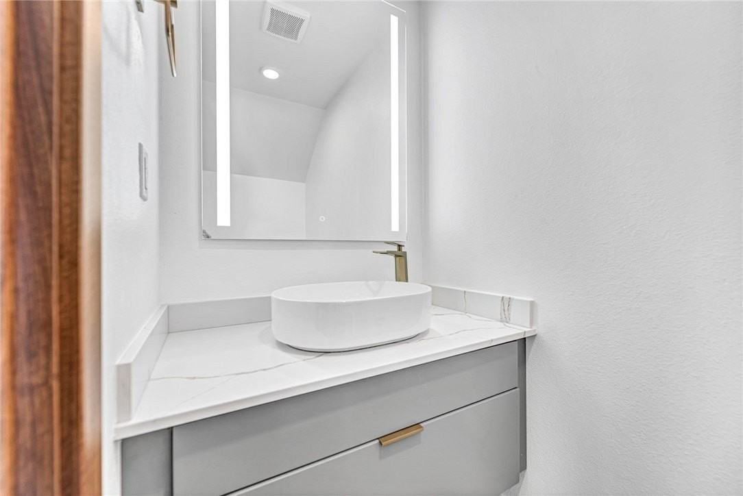 1127 Emilia Ave - Photo 4 of 35