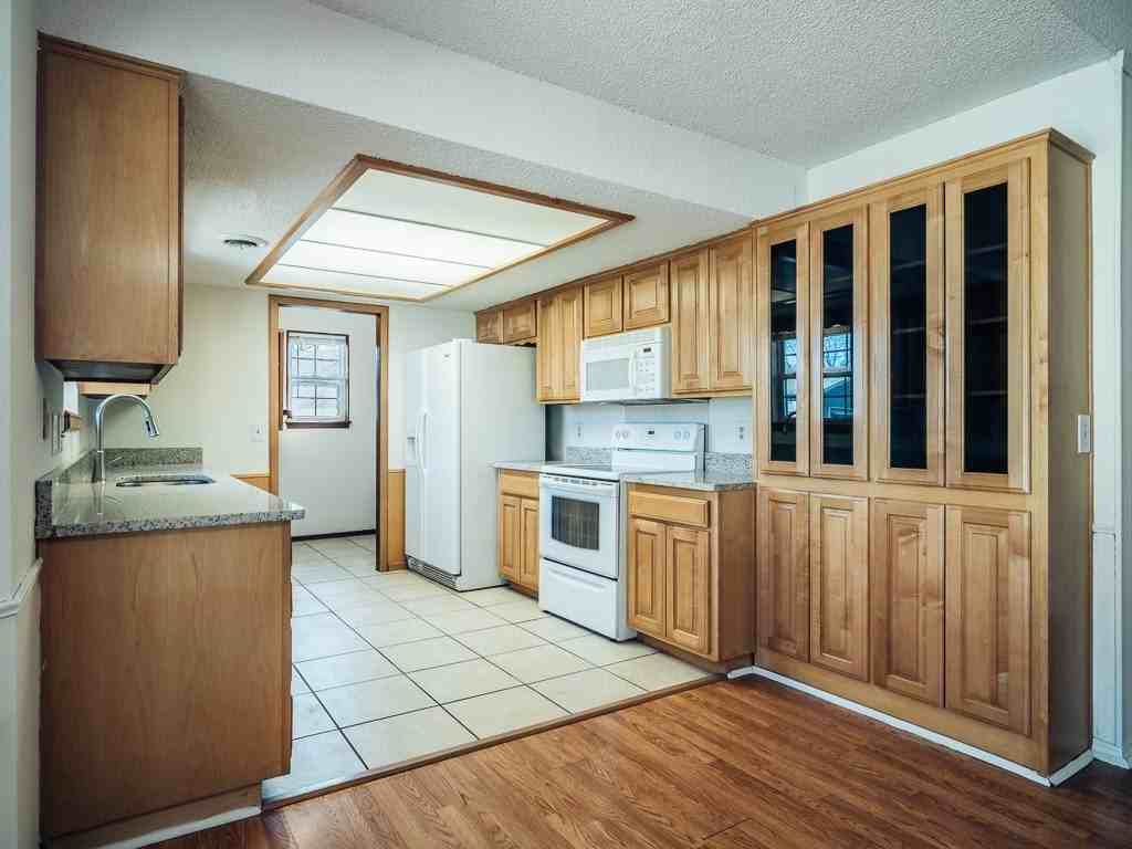 921 S 21st St - Photo 6 of 34