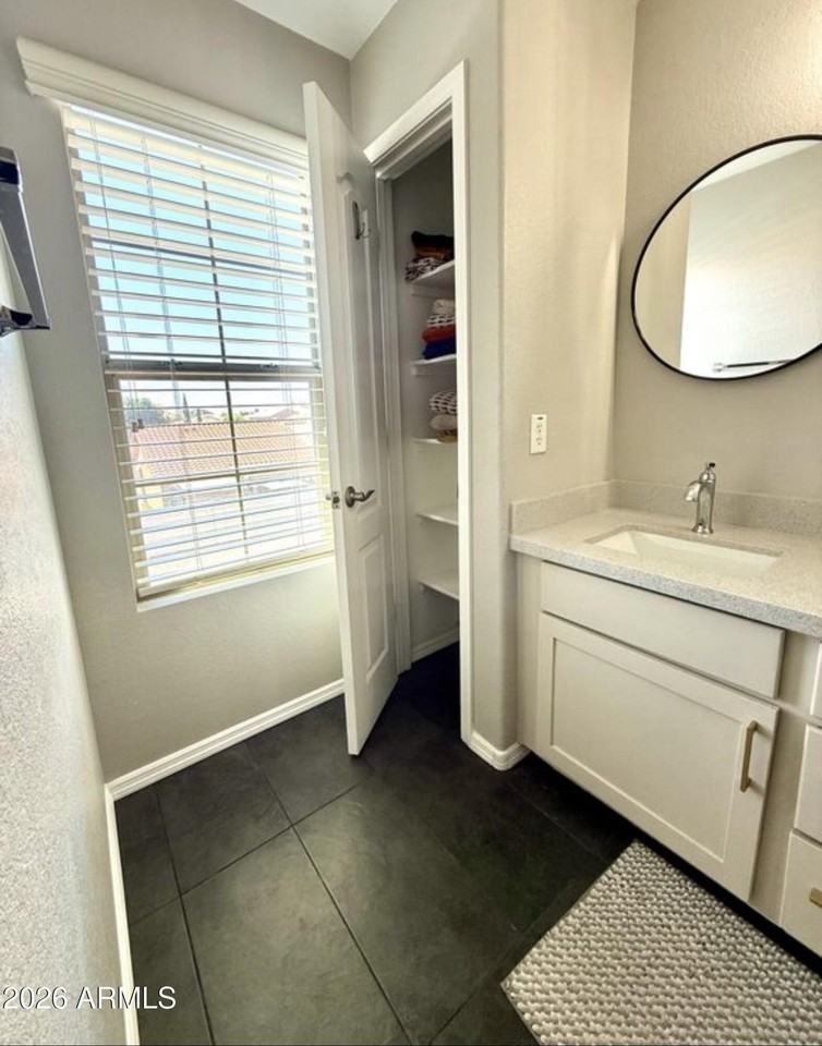 3708 E Kerry Ln - Photo 4 of 29