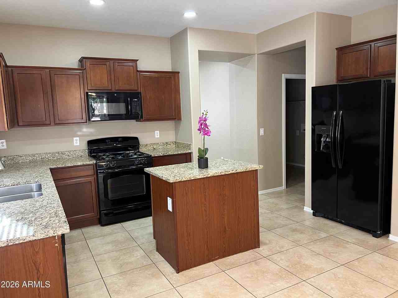 2381 N Monticello Dr - Photo 4 of 18