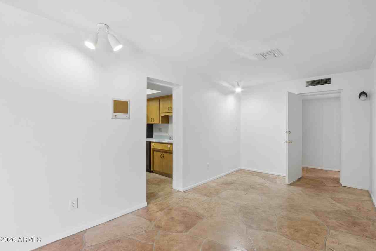 1014 E Balboa Cir - Photo 4 of 50