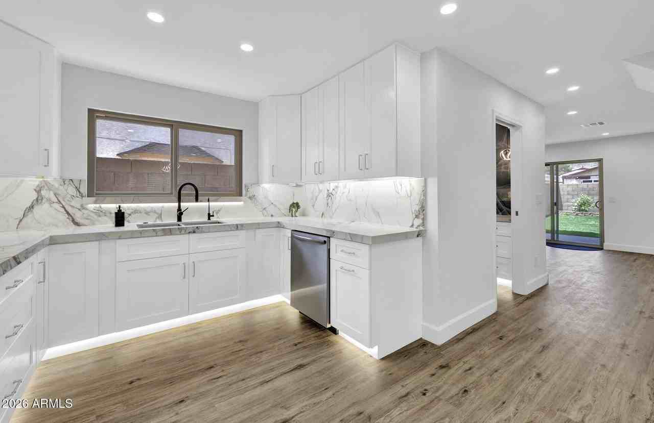 4760 W Wahalla Ln - Photo 5 of 50