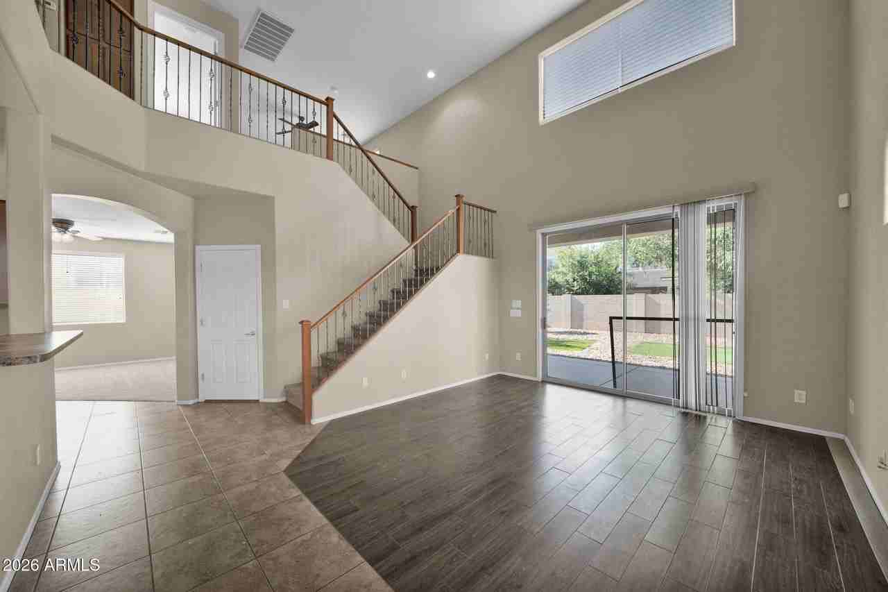 10281 W Carlota Ln - Photo 4 of 34