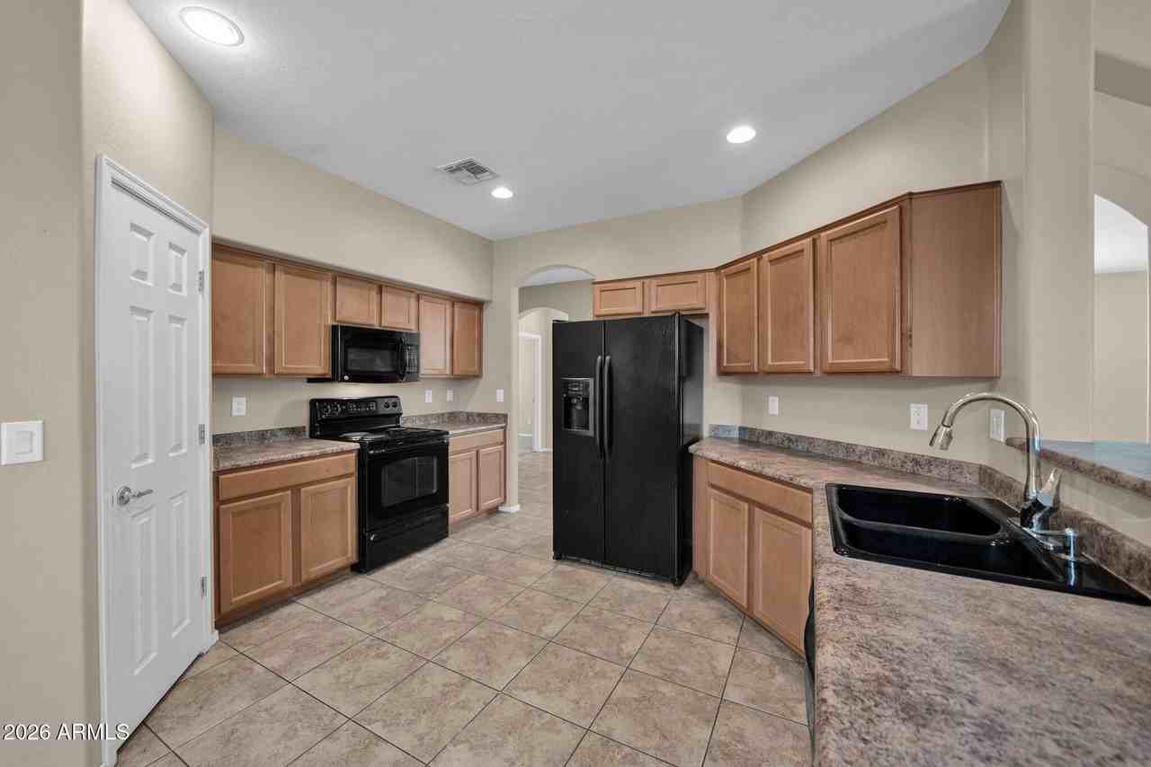 10281 W Carlota Ln - Photo 5 of 34
