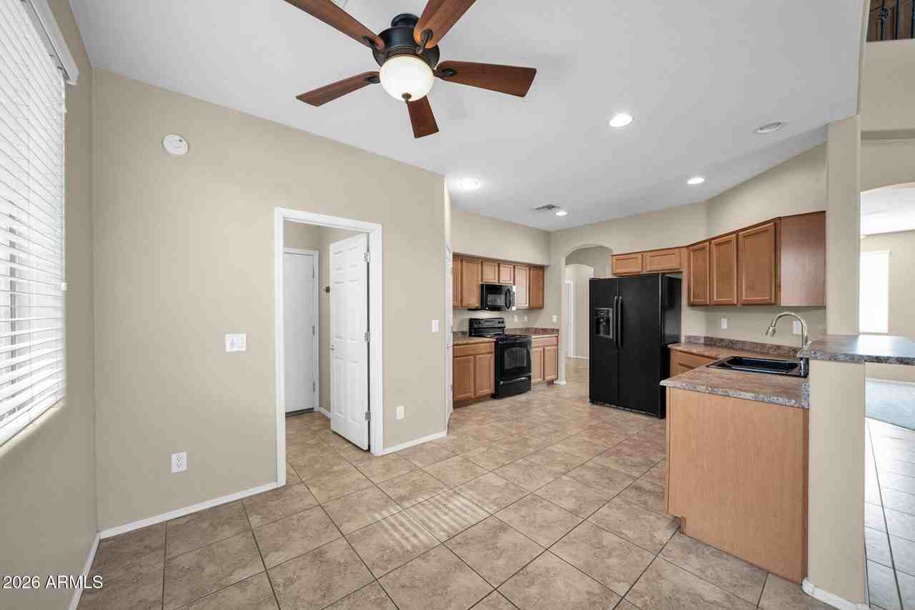 10281 W Carlota Ln - Photo 7 of 34