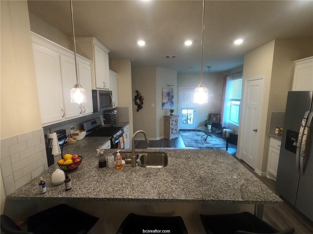 835 Mineral Wells Ln - Photo 6 of 25