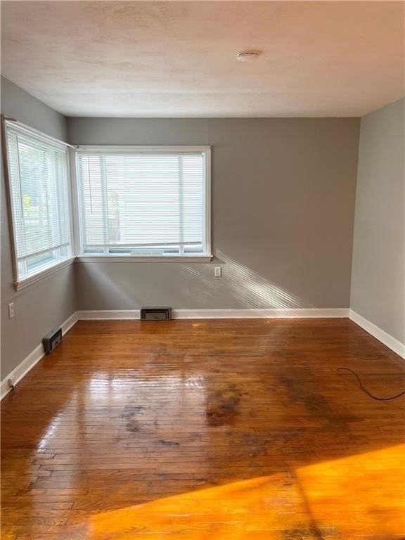 560 Beecher St - Photo 3 of 6