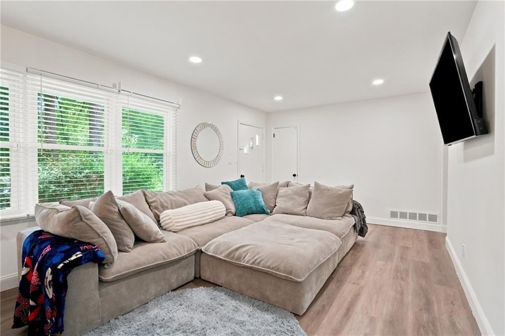 581 Meadowbrook Dr Se - Photo 4 of 13