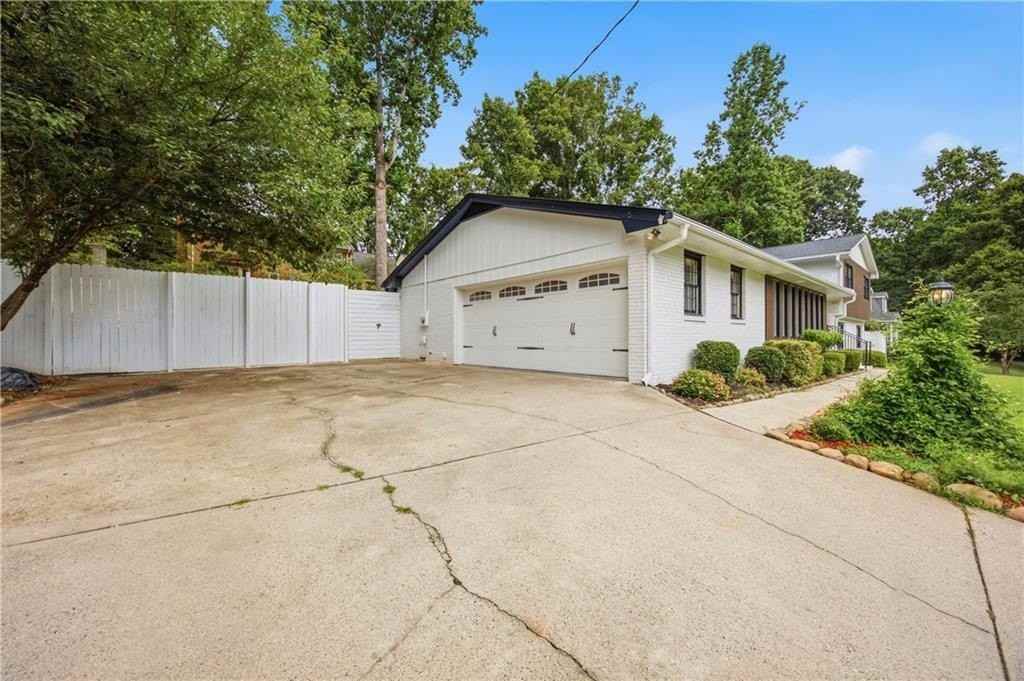 2220 Spring Mill Cv - Photo 2 of 40