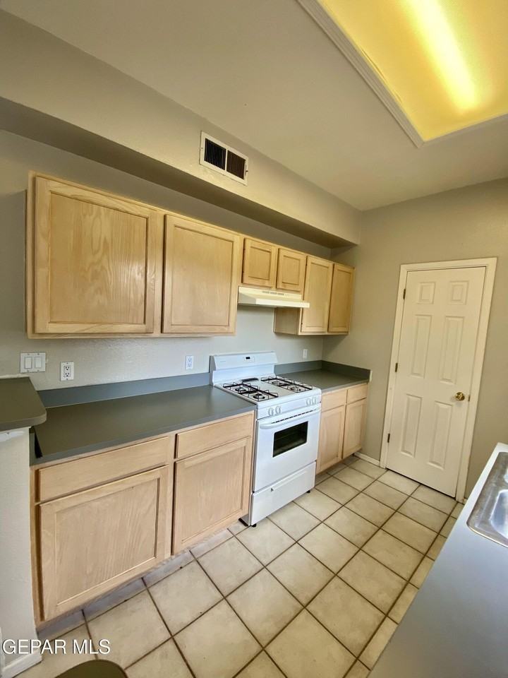 2215 King James Pl - Photo 7 of 26
