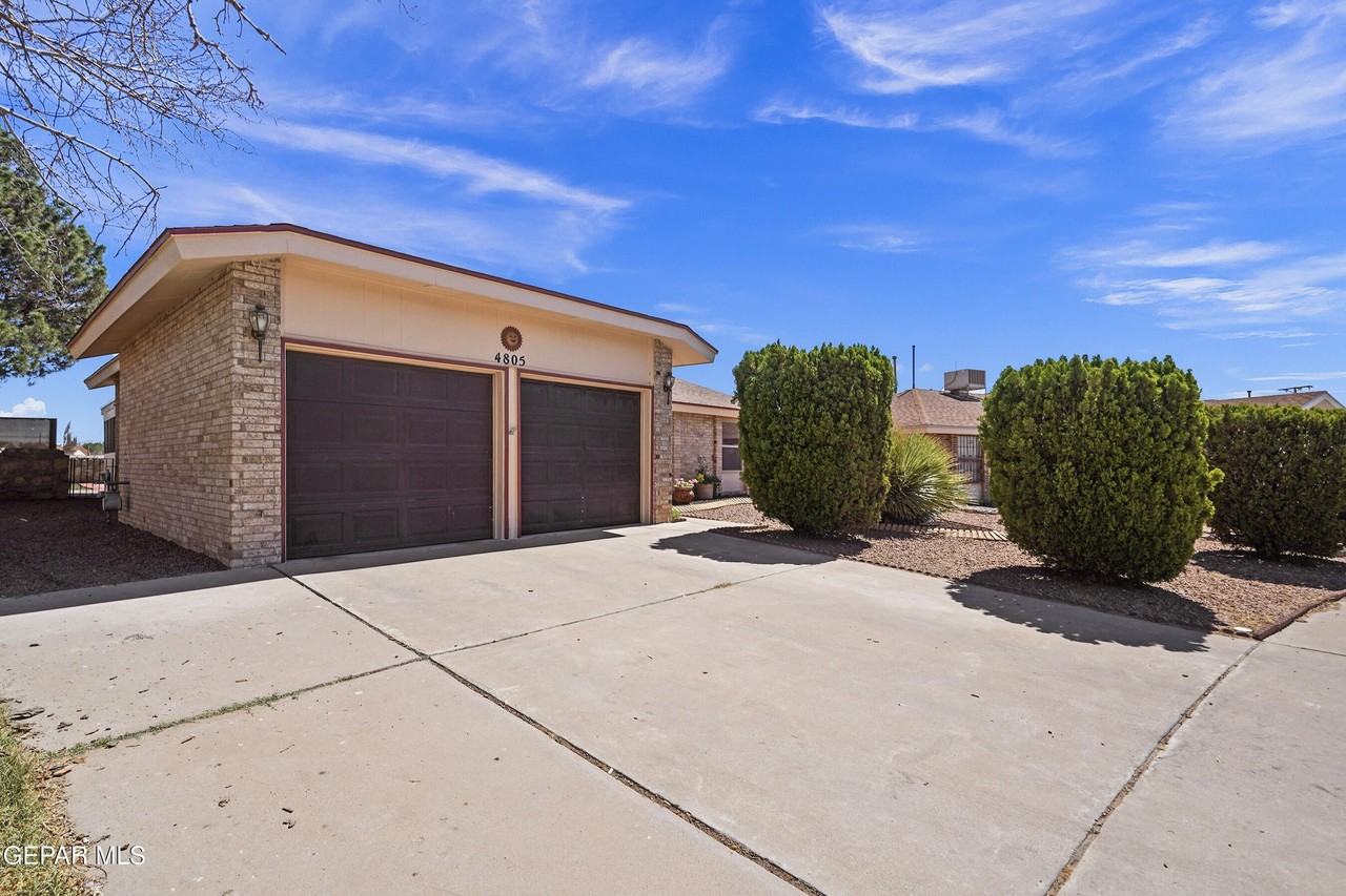 4805 Maureen Cir - Photo 2 of 32