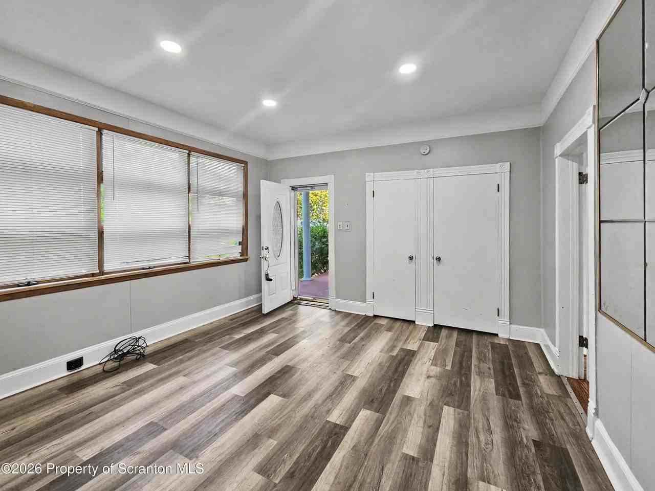 828 Cedar Ave #1stFL - Photo 5 of 14