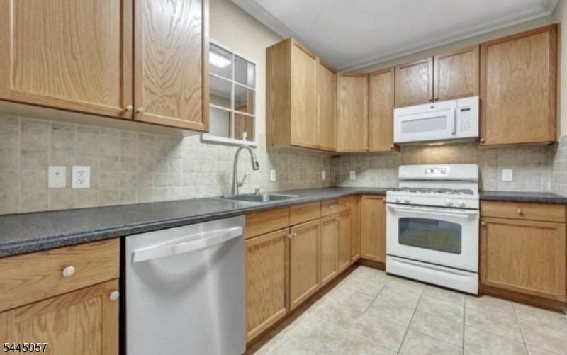 143 Conover Ter #143 - Photo 4 of 9