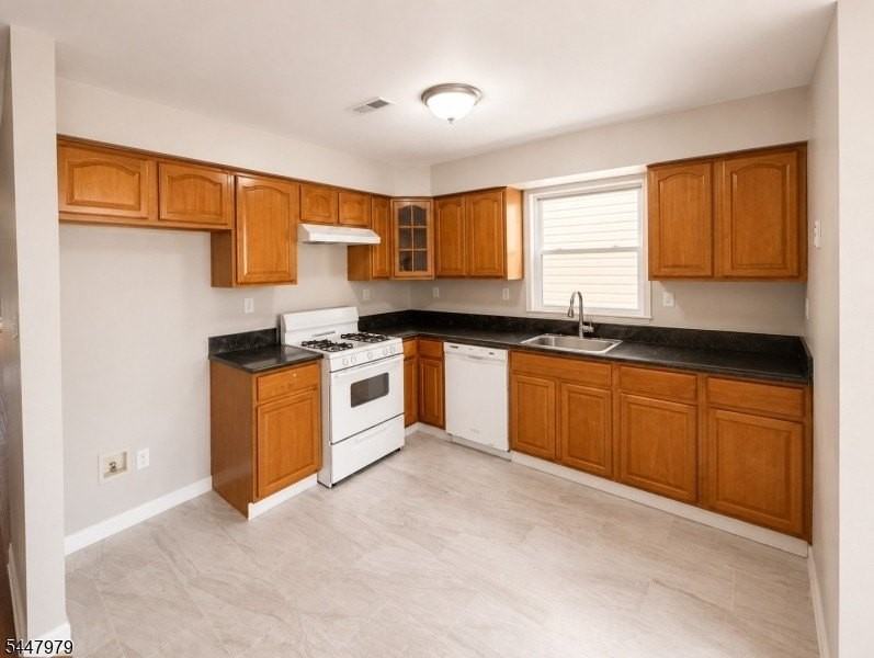 323 S Park St - Photo 3 of 15