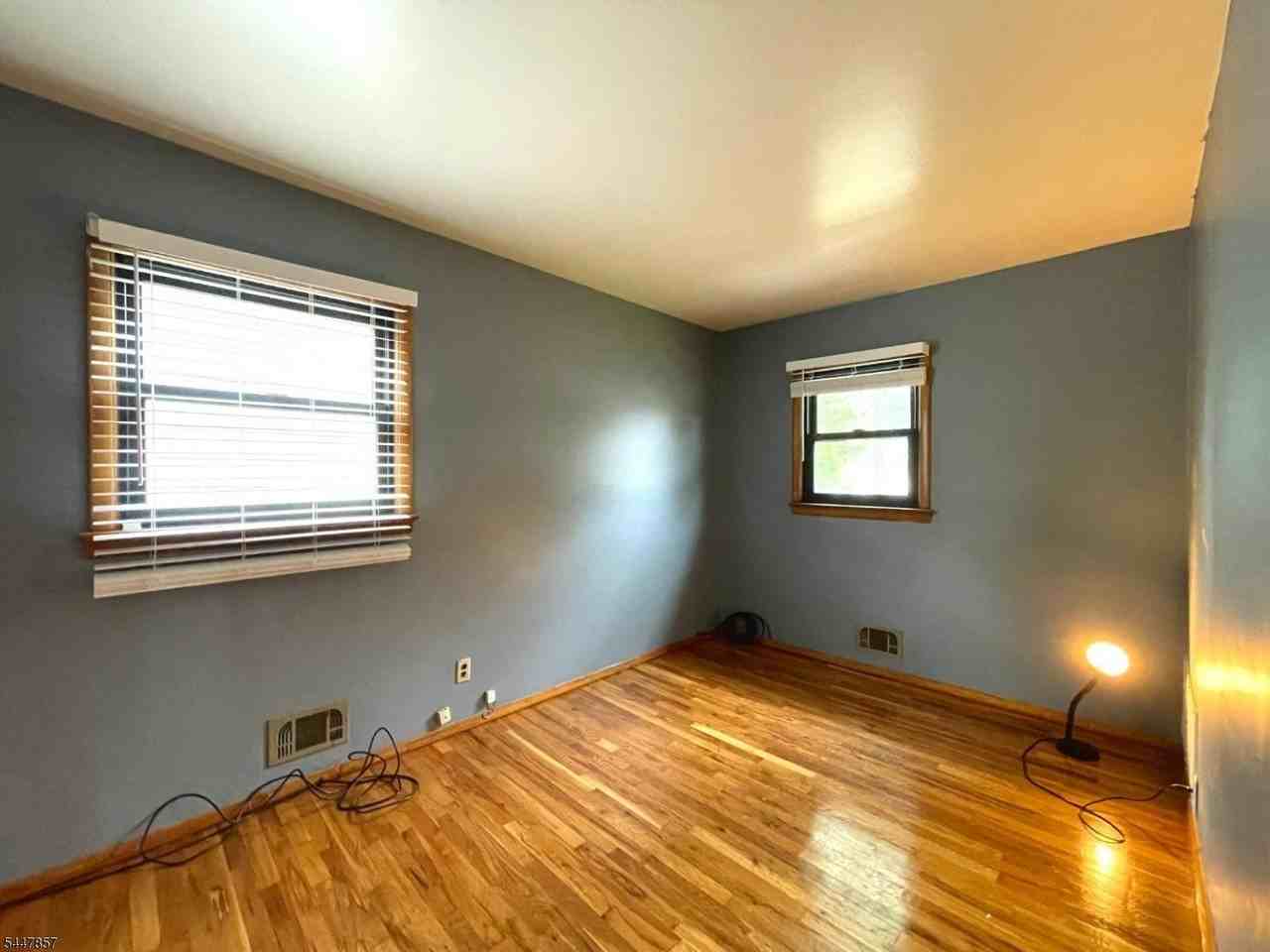1930 Henry St - Photo 3 of 12
