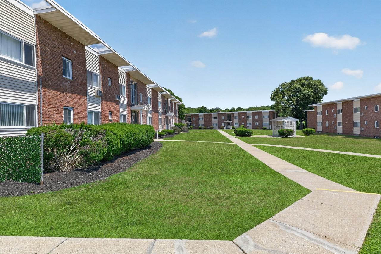 Eagle Rock Apartments at Patchogue Preserve - Photo 5 of 8