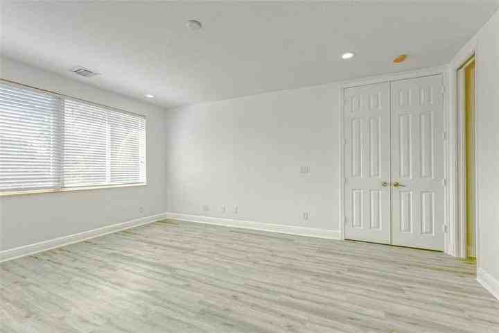 502 Southwest 4th Avenue - Photo 7 of 8
