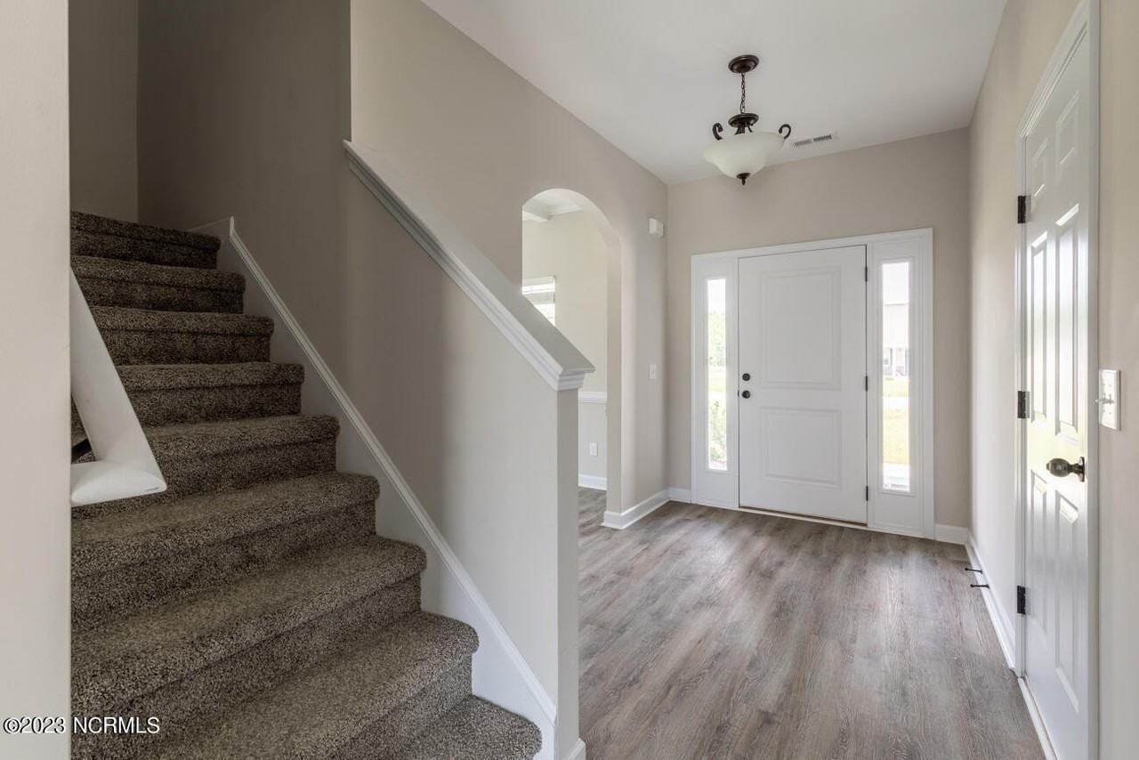300 Waylon Way - Photo 4 of 33