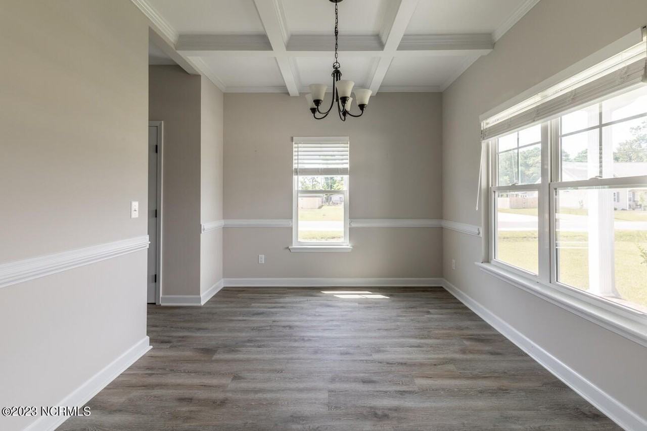 300 Waylon Way - Photo 5 of 33