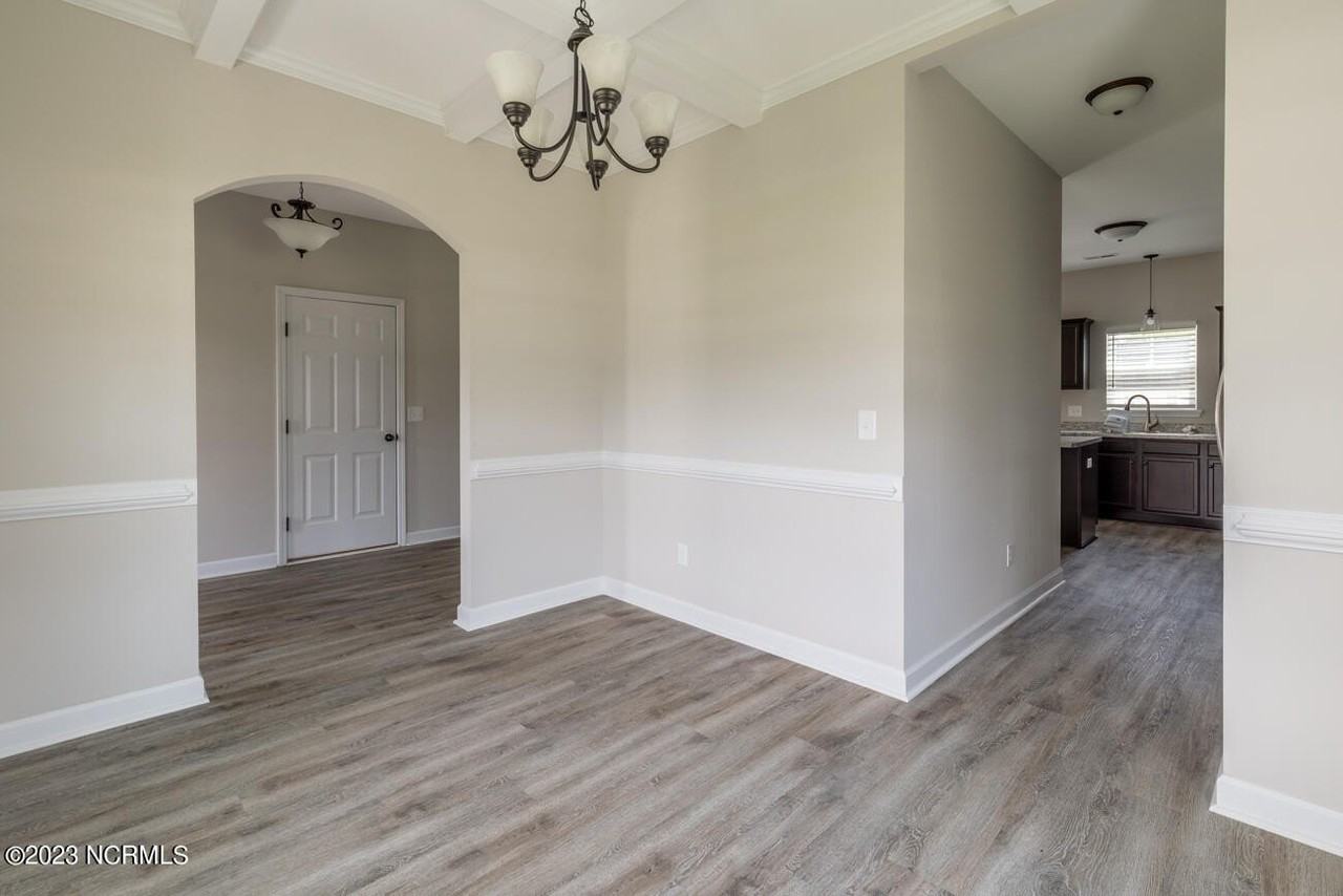 300 Waylon Way - Photo 6 of 33