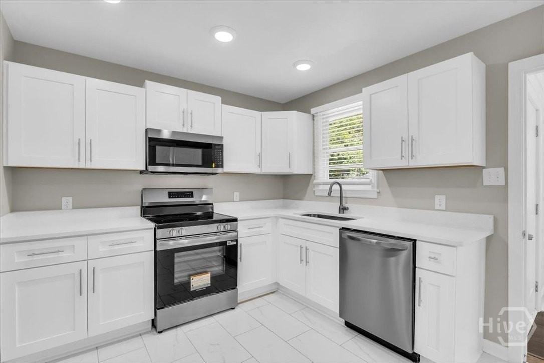 928 W 38th St - Photo 2 of 12