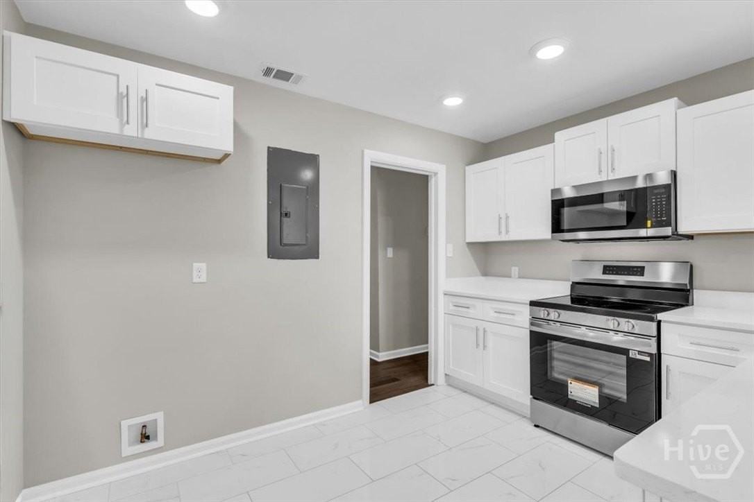 928 W 38th St - Photo 3 of 12