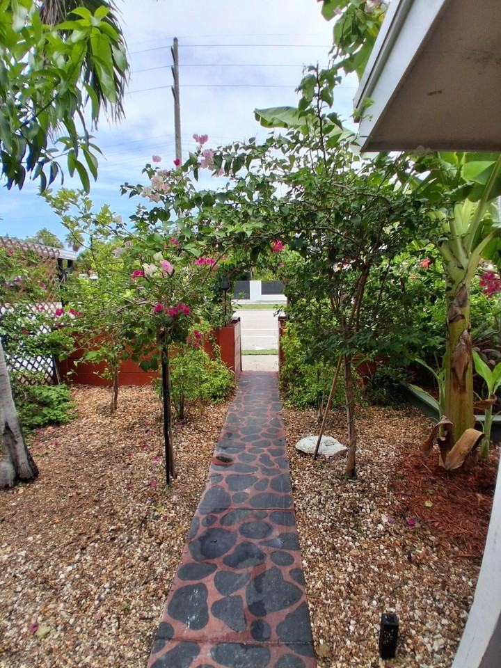 3817 Flagler Ave - Photo 3 of 33