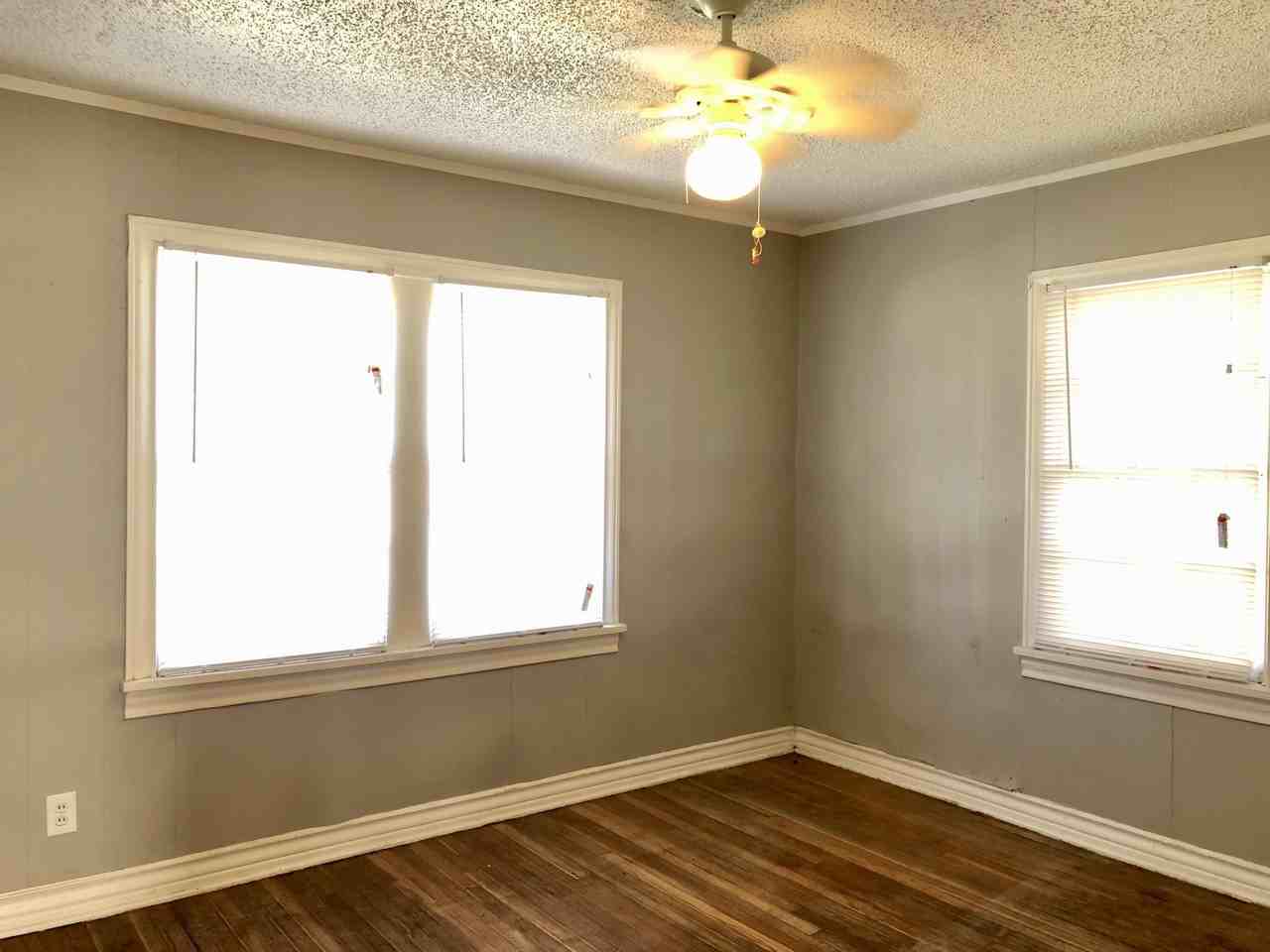 2405 27th St - Photo 5 of 7