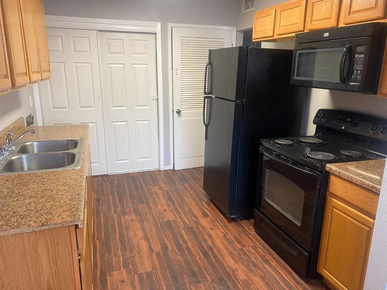 2704 68th St - Photo 4 of 12