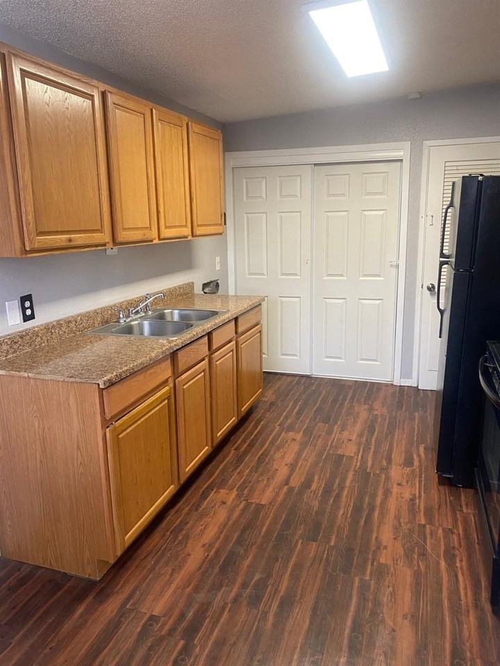 2704 68th St - Photo 5 of 12